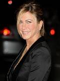 Jennifer Aniston parada detrás de un Coche